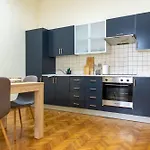 Designer Stay - City Views In The Heart Of Town
