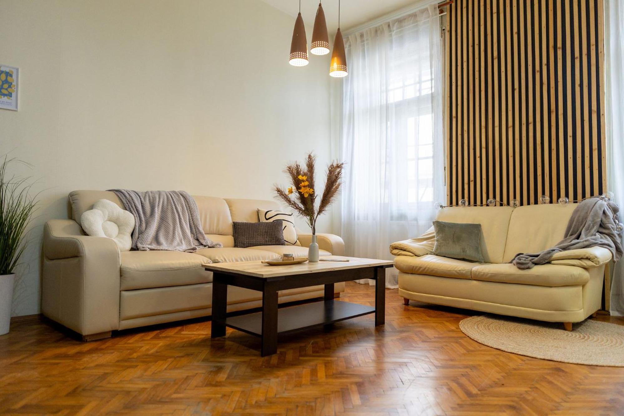 Designer - Views In The Heart Of Town *
